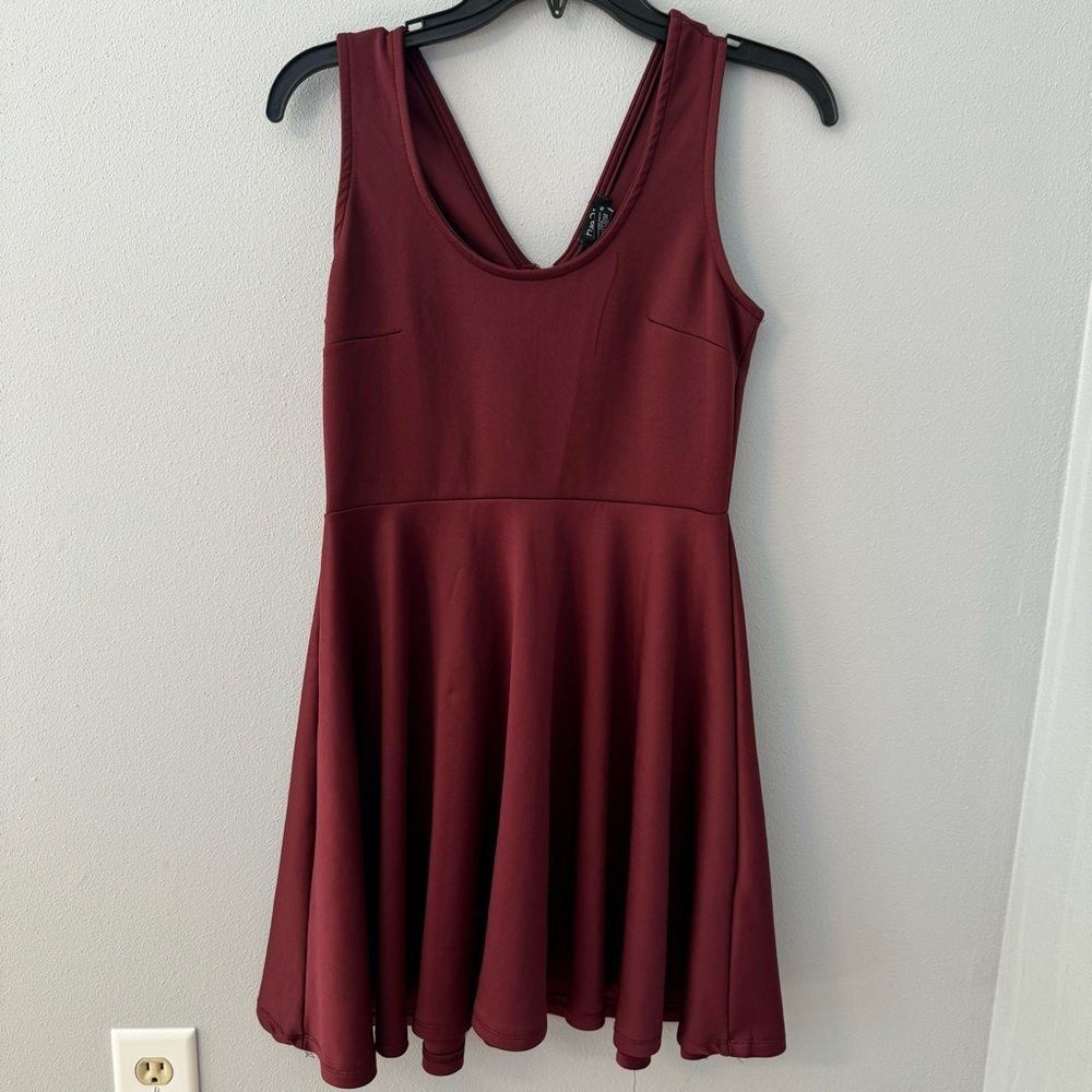 Rue21 Womens Burgundy Skater Dress Sleeveless Fit & Flare V-Back Zipper Size M